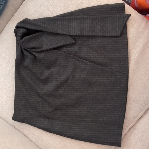 Aritzia WINFRED Wrap Front Skirt. Size 6. Gray pinstripe. Wool. - Picture 5 of 8